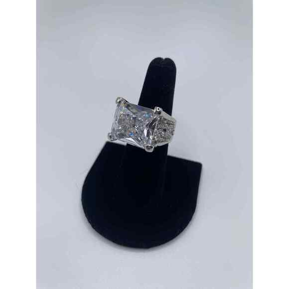 Nolan Miller Crystal Ring Size 7 new with original paperwork - Picture 3 of 16